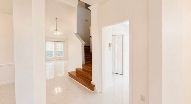 Building Photo - 423 Blossomwood Dr