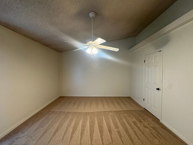 Building Photo - Charming cul-de-sac home!