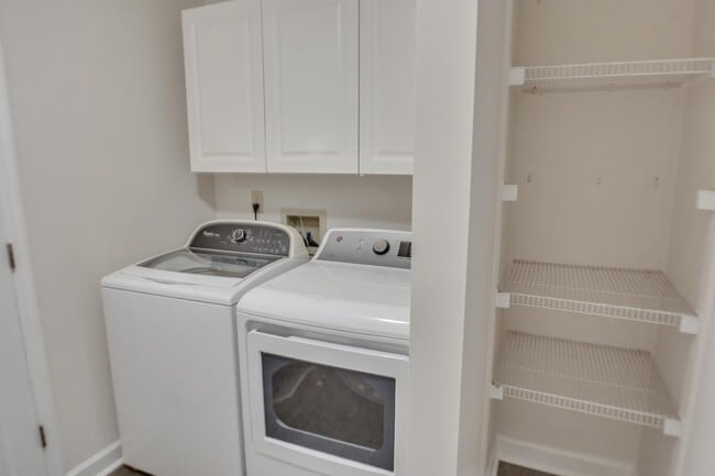 Building Photo - 207 Essex Dr