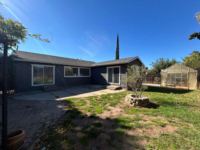 Building Photo - Refreshed 4bed 2bath in Roseville