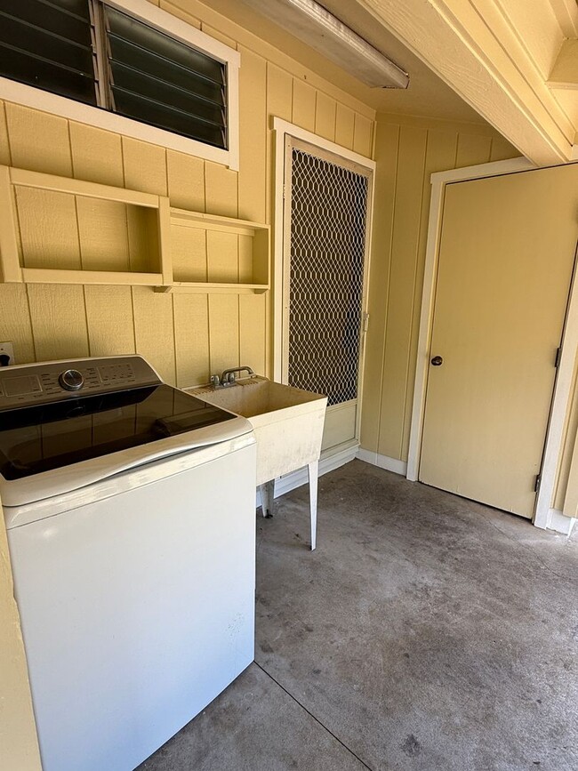 Building Photo - Fully Fenced & Gated 2BR/1BA Home