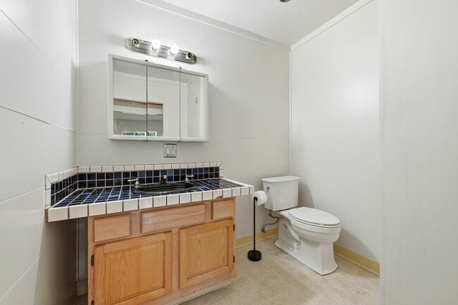 Building Photo - 685 47th Ave