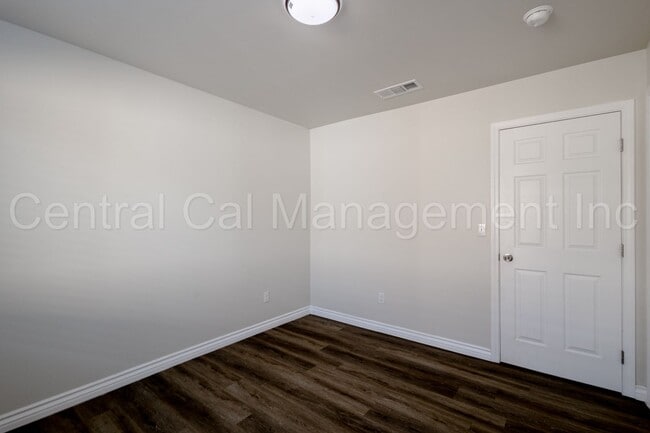 Building Photo - 541 Walker St