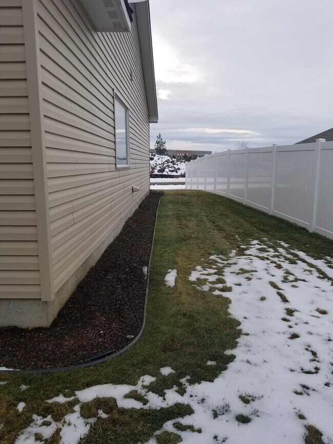 Building Photo - Beautiful Single-Level Living in a Desirable Spokane Community - New pictures coming soon!