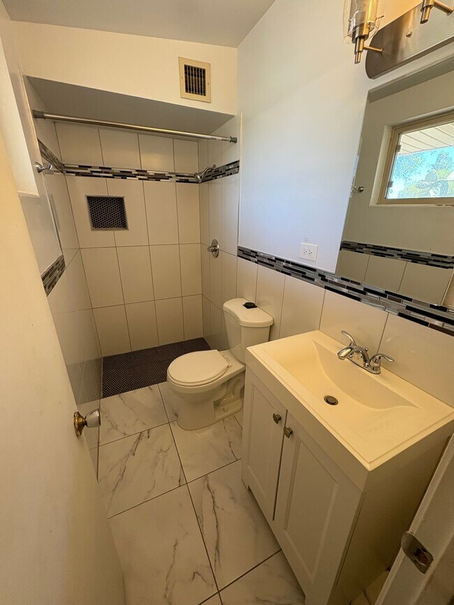 Building Photo - 3 Bedrooms 2 Bath Eastside Rental