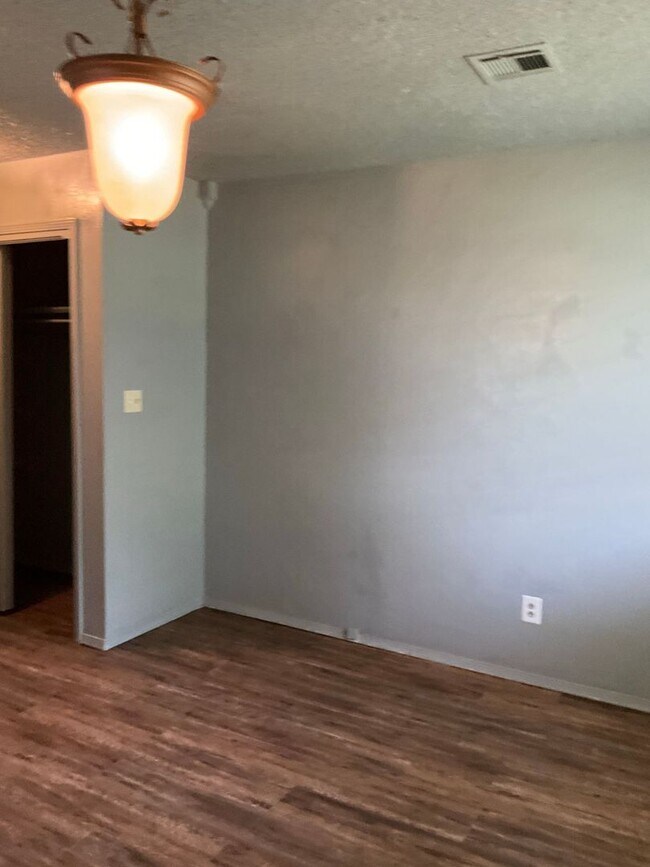 Building Photo - 1/2 OFF FIRST MONTHS RENT!  Great 3 Bed 1 ...