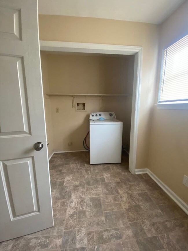 Building Photo - Spacious Single Family home