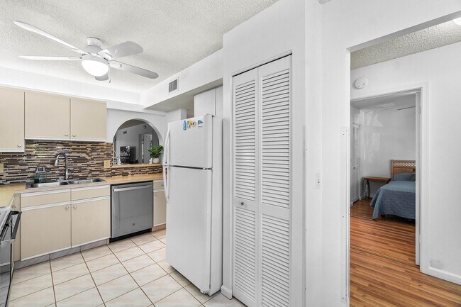 Building Photo - 10110 Cedar Point Blvd