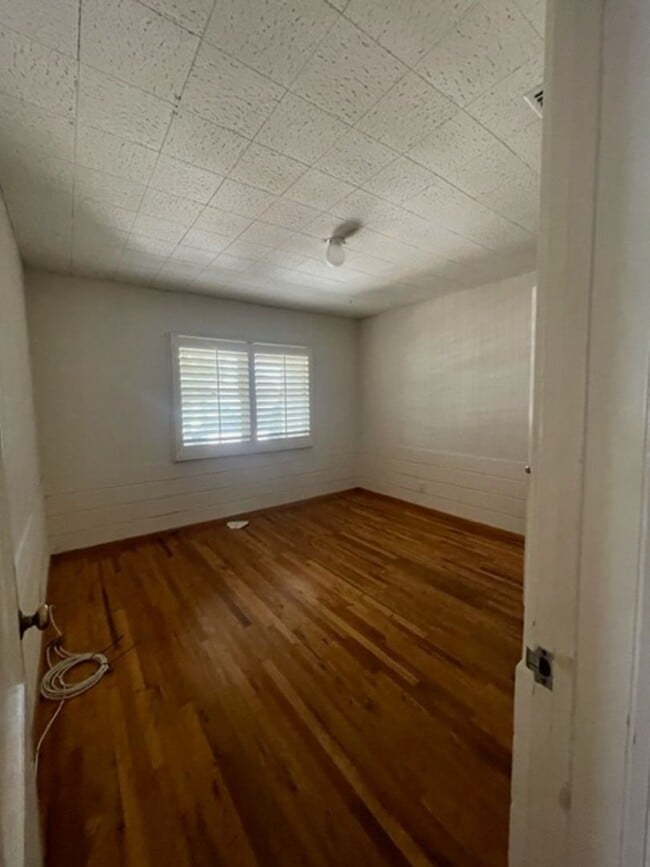 Building Photo - Westchester Home Perfect for Plant/Garden ...