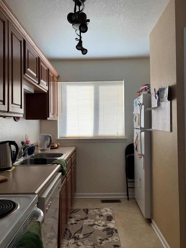 Building Photo - ALL WOOD FLOORS, LARGE BEDROOMS AND EXTRA STORAGE!