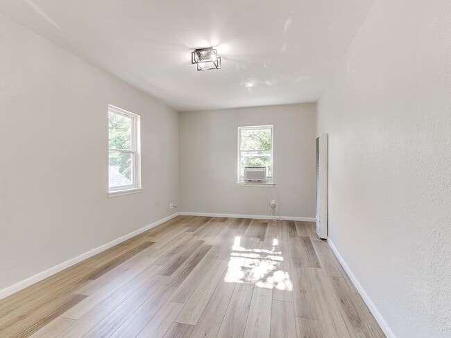 Building Photo - Newly Remodeled 2 Bed, 1 Bath Apt in Near The Paseo *MOVE IN SPECIAL!!
