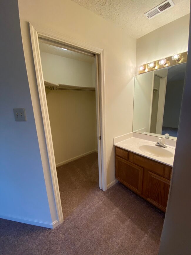 Building Photo - 2217 Overland Ct