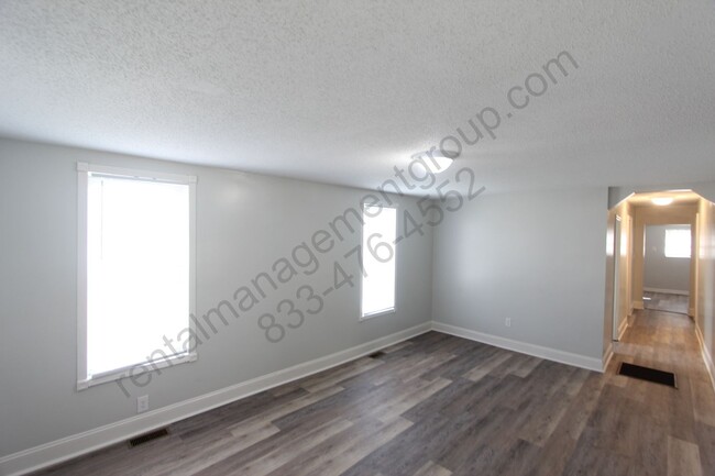 Building Photo - Totally Renovated! 2 Bedroom 1 Bath - New ...