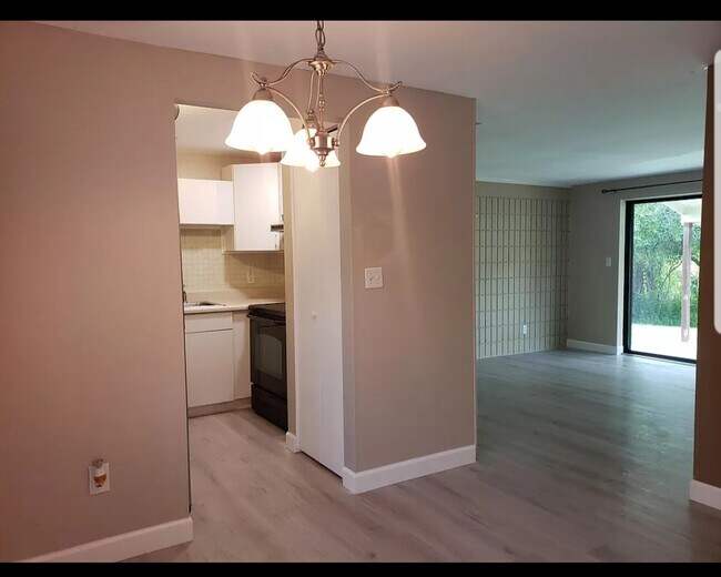 Entryway - 18717 Hamilton St