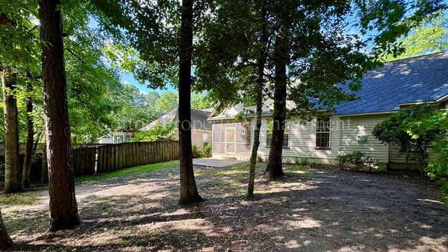 Building Photo - 8854 Plantation Landing Dr