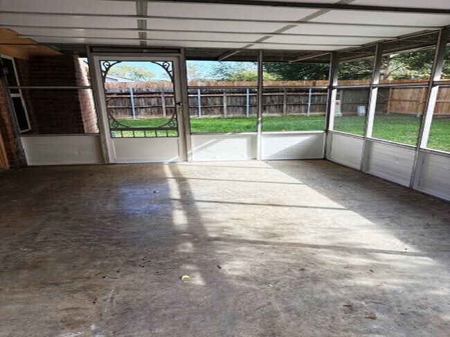 Building Photo - 5363 King Richard Dr