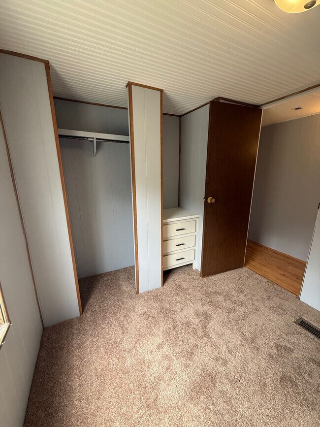 Building Photo - 2 Bedroom / 1 Bath Manufactured Home Kingsport TN