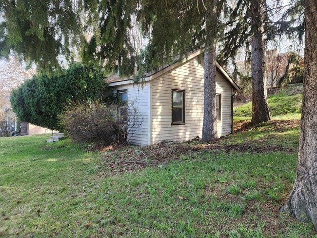 Building Photo - 505 SE South St