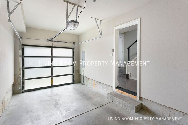 Building Photo - 736 N Webster St