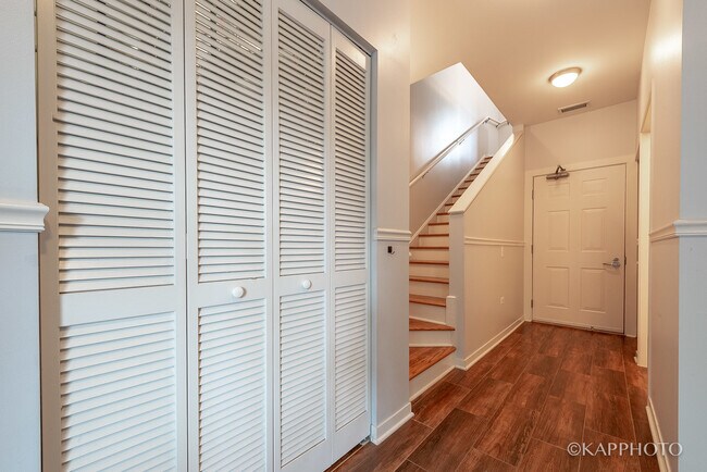 Building Photo - 468 W Elm St