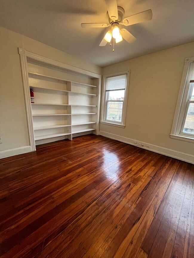 Building Photo - ???Spacious 4 Bedroom 1.5 Bath house locat...