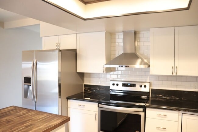Building Photo - Three bedroom home