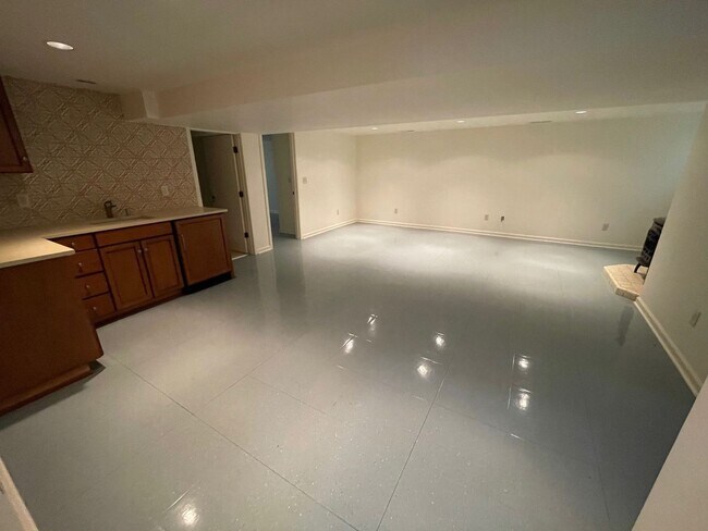 Building Photo - 5012 N Yale St