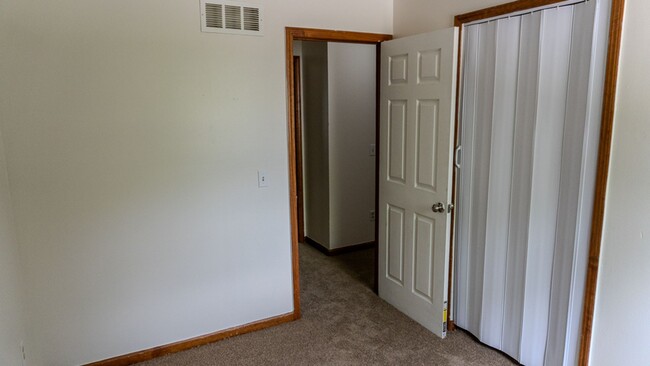 Building Photo - Updated 3-Bedroom Townhouse in Convenient ...