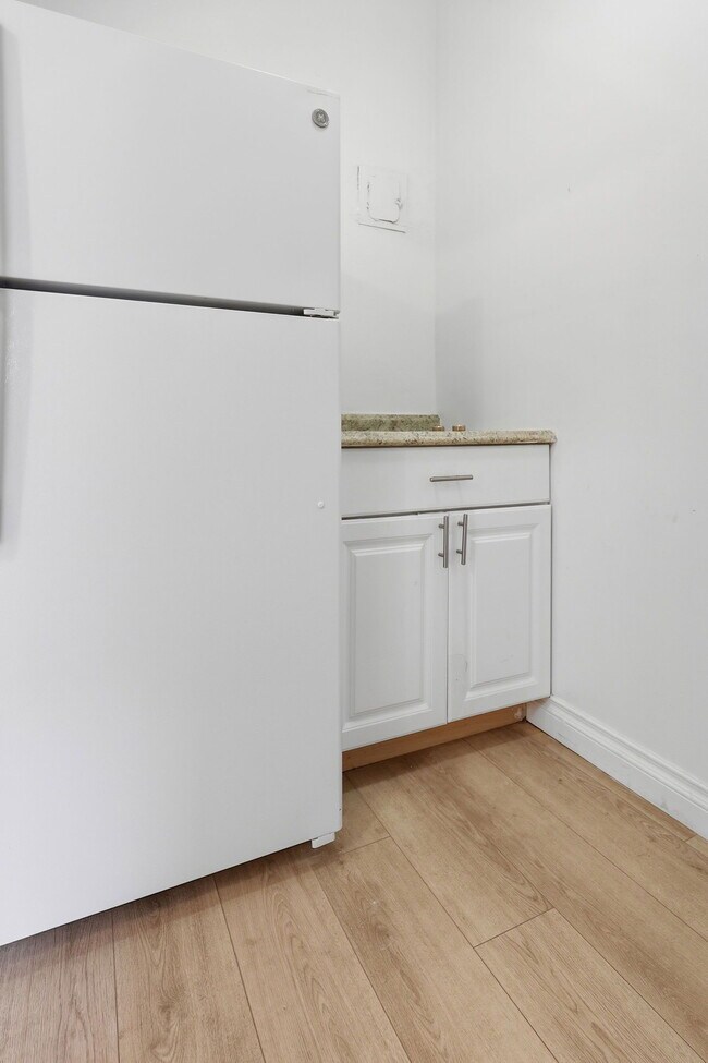 Building Photo - 724 S Mariposa Ave