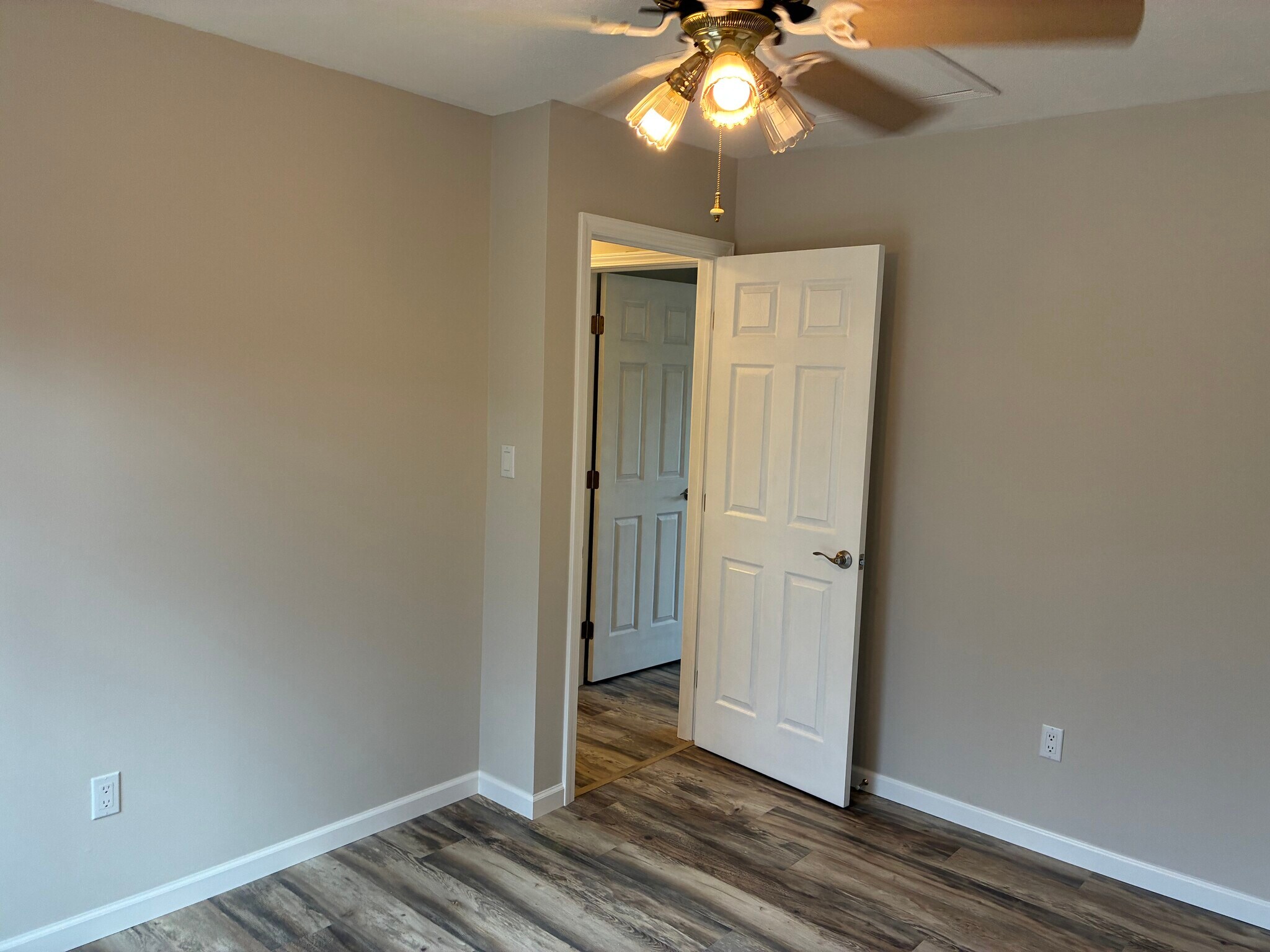 Building Photo - 1204 Hollowbrook Dr
