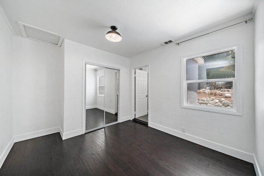 Building Photo - 4978 N. Maywood Ave