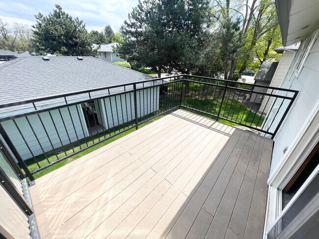 Building Photo - Beautiful 2 Bedroom 1 Bath Apartment- Close to BSU