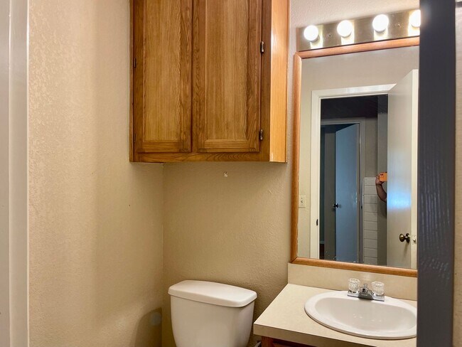 Building Photo - 2 Bedrooms 1.5 Bath 1/2 Duplex For Lease in Frisco