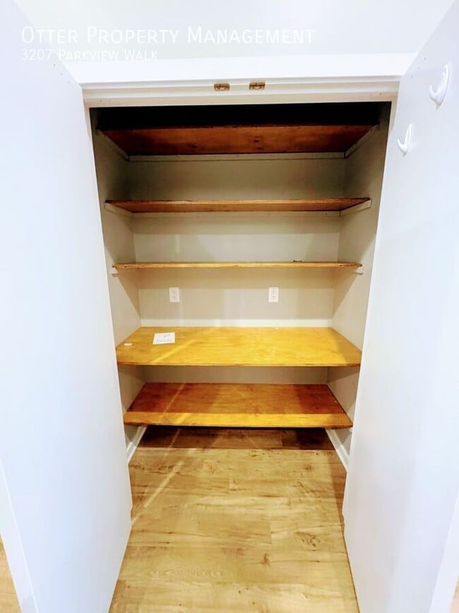 Building Photo - 3207 Parkview Walk