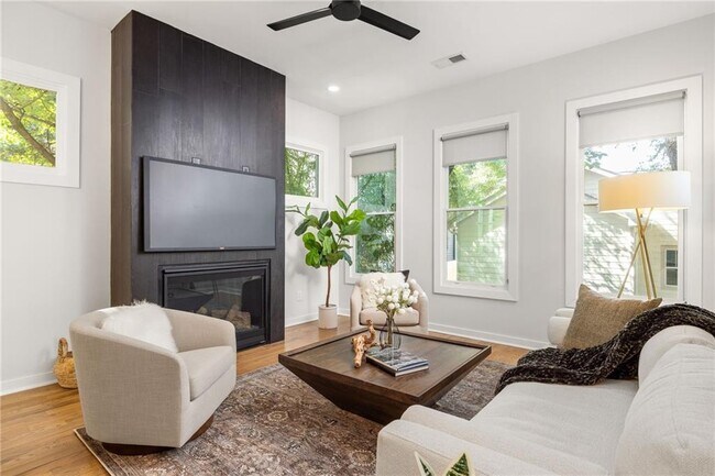 Building Photo - 654 Woodward Ave SE