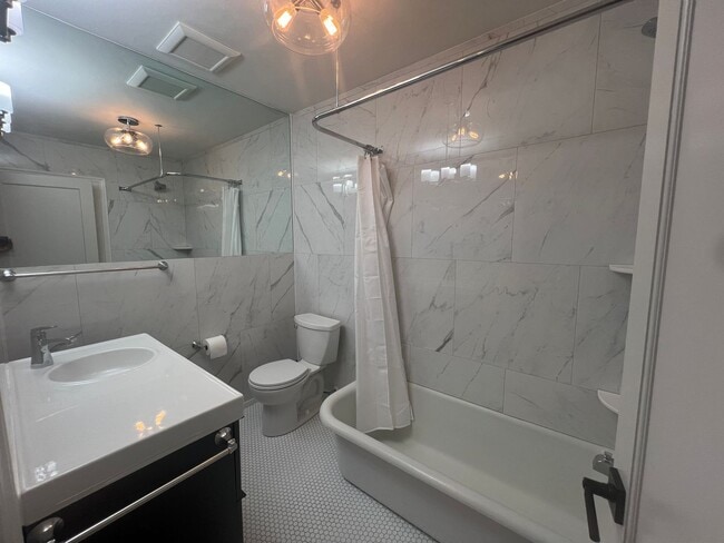 Building Photo - Newly Remodeled Condo on Capitol Hill - Close to UW