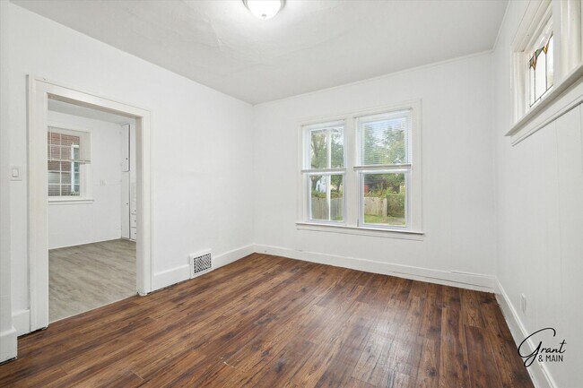 Building Photo - $1200/month bungalow