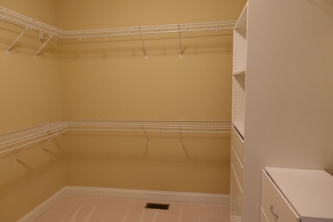 Building Photo - 923 Squires Pt