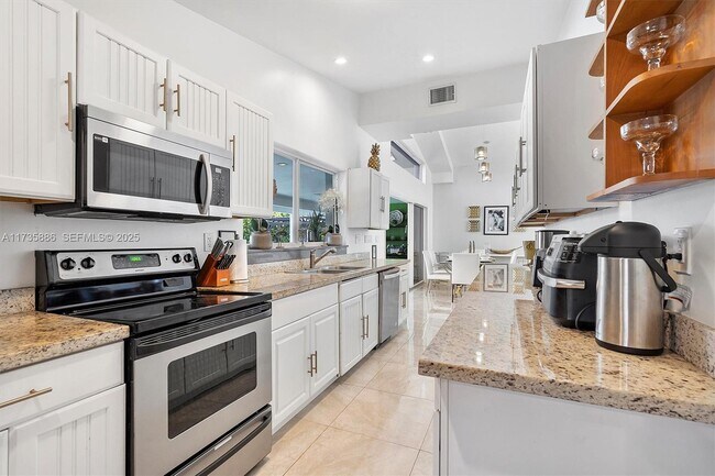 Building Photo - 2541 NE 195th St