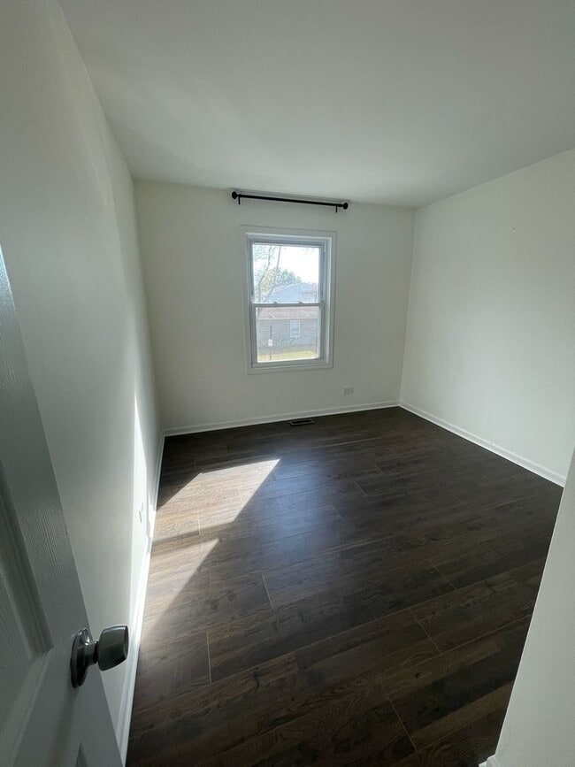 Building Photo - 231 Sunset Ct