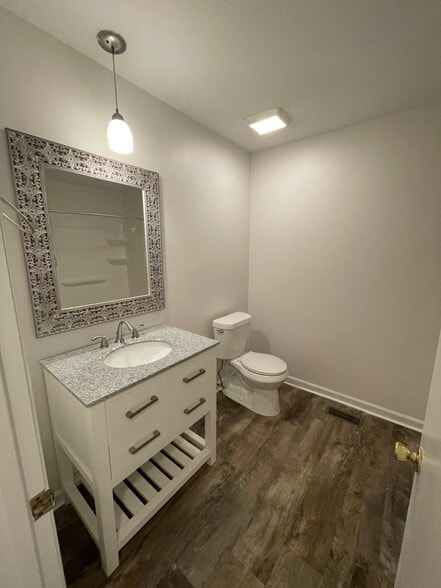 Full Bathroom (hallway) - 1936 Ashmore Ave