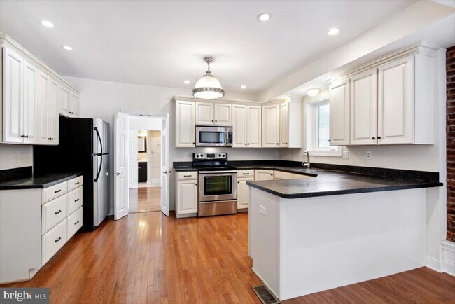 Building Photo - 220 S Matlack St