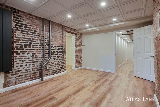 Building Photo - Professionally Managed & Recently Renovate...