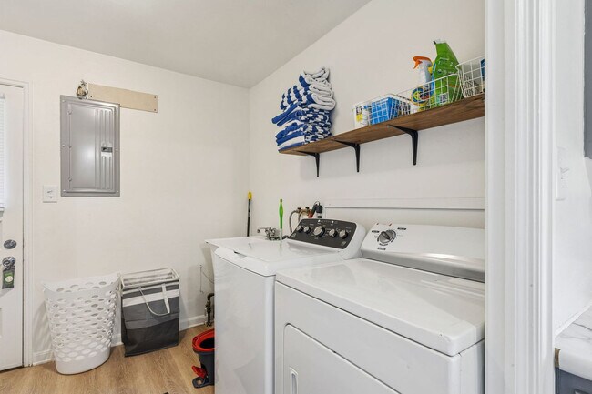 Building Photo - 6484 Aylesworth Dr