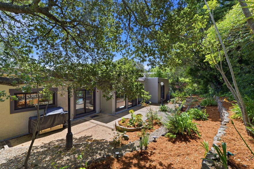 Building Photo - 158 Los Robles Dr