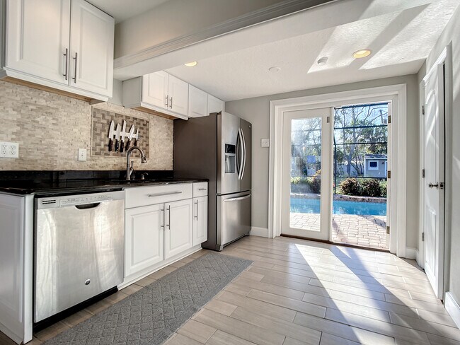 Building Photo - 762 S Beach St