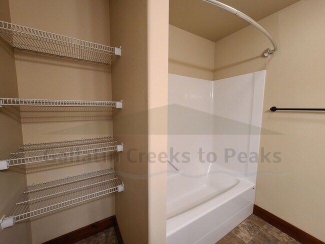 Building Photo - 895 Longbow Ln