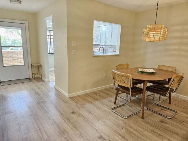 Building Photo - Seasonal Short-Term 2 Bedroom 2 Bathroom 2nd Floor Condo in Estancias of Capri Isles!