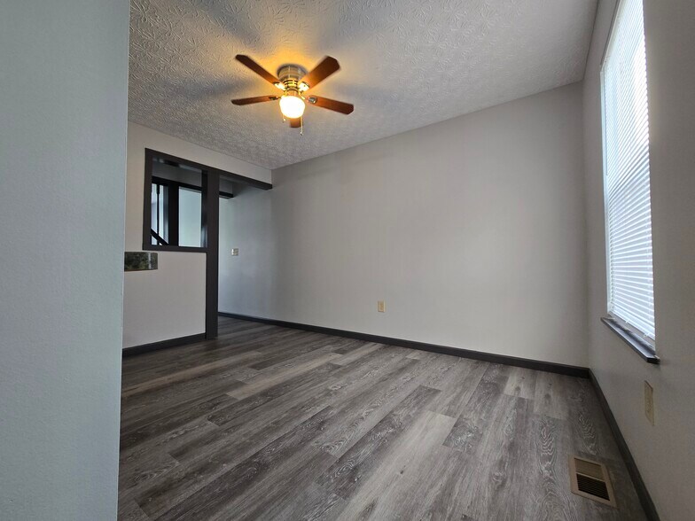 Building Photo - 6048 Trowbridge Way