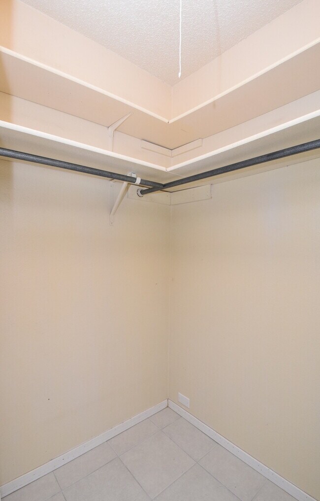Building Photo - 4/3 w/ Fenced yard & enclosed patio!